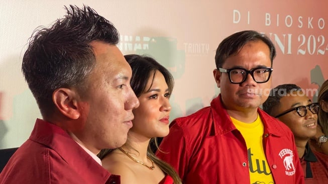 Dipa Andika, Raisa, dan Soleh Solihun di acara konferensi pers rilis trailer film dokumenter Harta, Tahta, Raisa di kawasan Senayan, Jakarta Pusat, Selasa (24/4/2024) [Suara.com/Tiara Rosana].