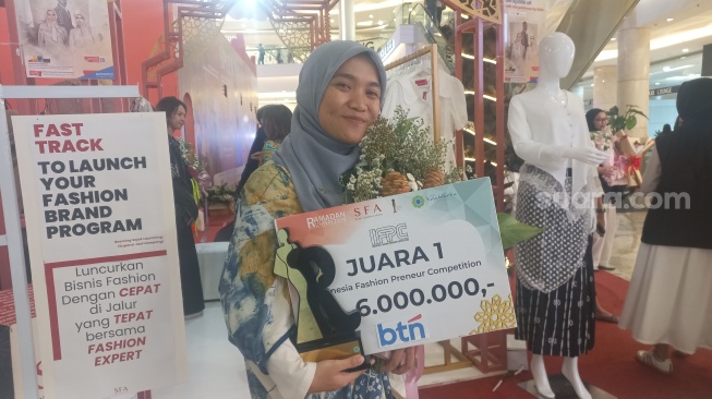Pemenang Indonesia Fashion Preneur Competition (IFPC) 2024, Khoirunnisa. (Dini/Suara.com)