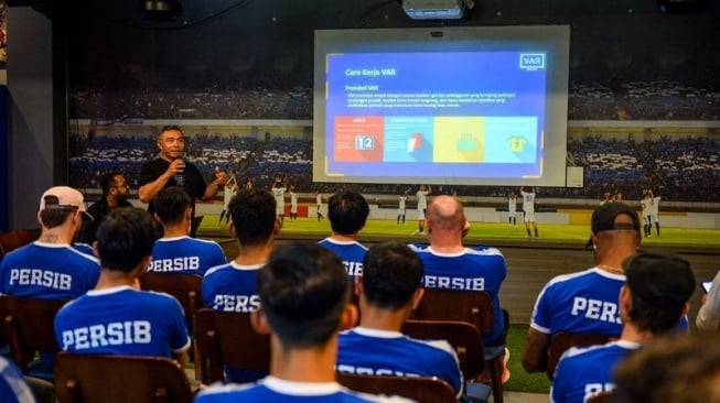 Instruktur Wasit PSSI Fachrizal Tahar memberiikan pemaparan kepada pemain dan ofisial tim Persib Bandung saat sosialisasi penggunaan Virtual Asisstant Referee (VAR) atau asisten wasit video di Graha Persib, Bandung, Jawa Barat, Selasa (23/4/2024). PT Liga Indonesia Baru melakukan sosialisasi penggunaan VAR untuk empat tim yang lolos Championship Series liga 1 2023-2024 yang rencananya akan digunakan pada championsip series pada Mei mendatang. ANTARA FOTO/Raisan Al Farisi/rwa.