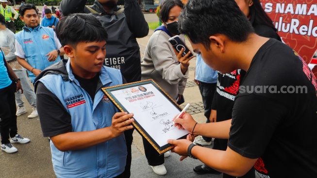 Tiga kelompok relawan dari ketiga paslon capres-cawapres menandatangani Petisi Jaga Damai Indonesia di Kawasan Patung Kuda, Jakarta, Selasa (23/4/2024). [Suara.com/Alfian Winanto]