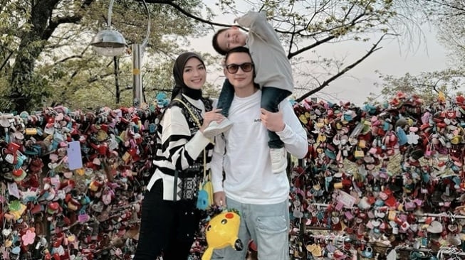 Potret Rezky Aditya Liburan di Korea (Instagram/@citraciki)