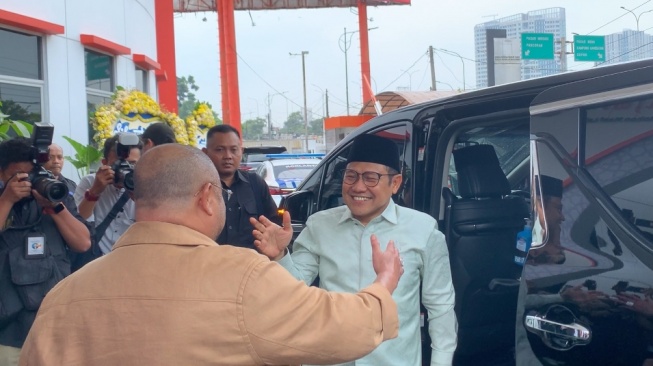 Sekjen PKS Aboe Bakar Al-Habsyi sambut kedatangan Cawapres nomor urut 1 Muhaimin Iskandar, yang juga Ketum PKB, di Markas partai tersebut, Selasa (23/4/2024). [Suara.com/Rakha]