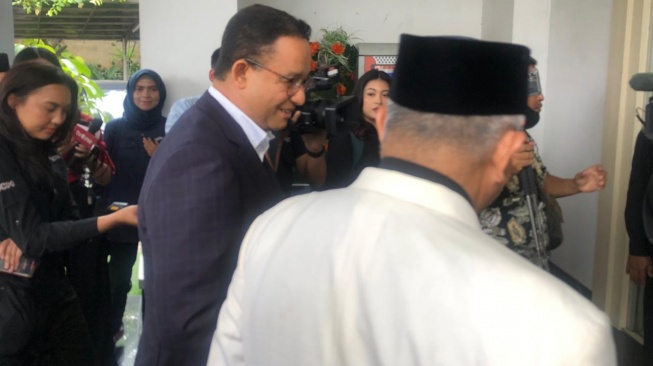 Capres nomor urut 01 Anies Baswedan disambut Presiden PKS Ahmad Syaikhu saat menyambangi markas partai tersebut, Selasa (23/4/2024). [Suara.com/Rakha]