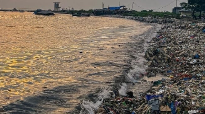 Pernah Dibersihkan Tim Pandawara, Kondisi Sampah di Pantai Teluk Labuan Kini Makin Parah