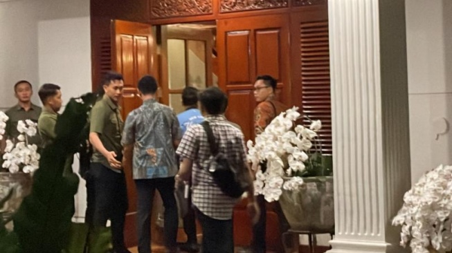 Tenteng Koper Perak, Gibran Tiba-tiba Masuk Rumah Prabowo Lewat Pintu Sebelah