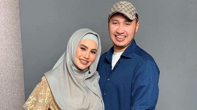 Kartika Putri dan Habib Usman bin Yahya. (Instagram/kartikaputriworld)