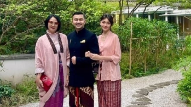 Potret Anjasmara dan Dian Nitami Liburan ke Jepang. (Instagram/bu_deedee)