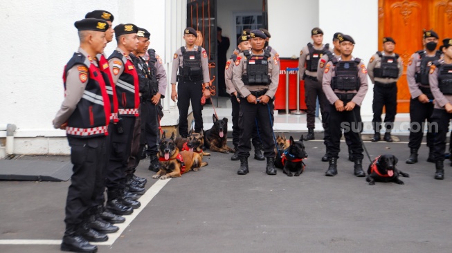 Sejumlah personel K9 melakukan penjagaan di Gedung Komisi Pemilihan Umum (KPU) RI, Jakarta, Rabu (24/4/2024). [Suara.com/Alfian Winanto]