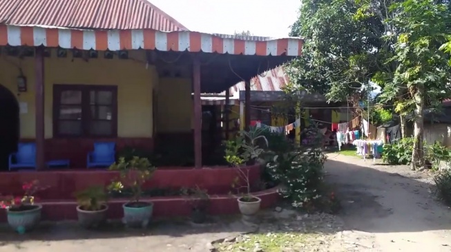 Penampakan rumah masa kecil Hotman Paris di Laguboti, Toba, Sumatera Utara. (YouTube/Jovanka Joeloe)