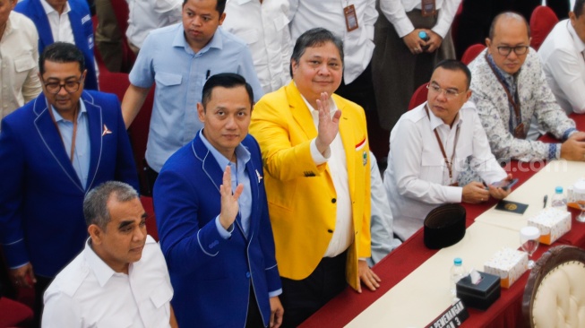 Menteri ATR/BPN Agus Harimurti Yudhoyono AHY (kedua kiri) bersama Menko Perekonomian Airlangga Hartarto (ketiga kanan) saat menghadiri  Rapat Pleno Terbuka Penetapan Pasangan Capres-Cawapres Terpilih di Gedung KPU, Jakarta, Rabu (24/4/2024). [Suara.com/Alfian Winanto]