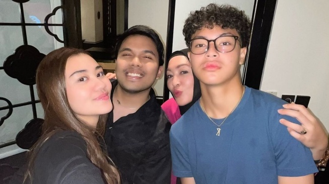 Angelina Sondakh dinner bareng Aaliyah dan Thariq Halilintar ( Instagram/@angelinasondakh09)