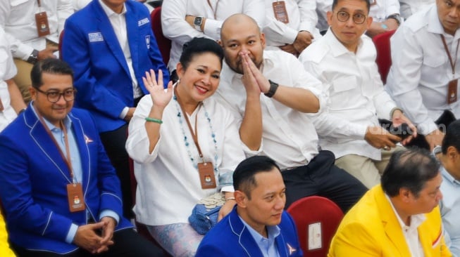 Siti Hediati Hariyadi atau Titik Sohearto (kedua kiri) bersama dengan Didit Prabowo (kedua kanan) saat menghadiri  Rapat Pleno Terbuka Penetapan Pasangan Capres-Cawapres Terpilih di Gedung KPU, Jakarta, Rabu (24/4/2024). [Suara.com/Alfian Winanto]