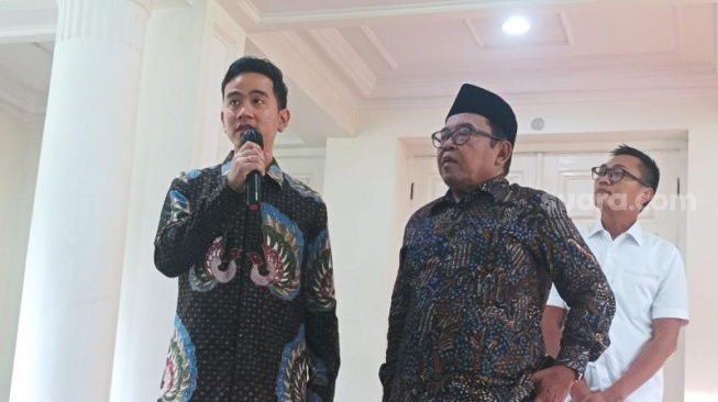 Wapres terpilih periode 2024-2029, Gibran Rakabuming Raka saat sowan ke rumah dinas Wapres Ma'ruf Amin di Jalan Diponegoro, Jakarta Pusat, Rabu (24/4/2024). (Suara.com/Fakhri)