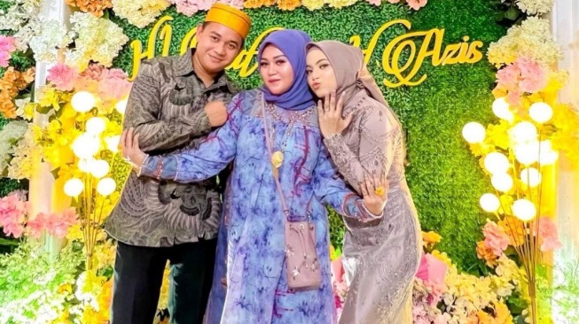 Menyala Bu Hajjah, Mewahnya Gaya Ibu Mertua Putri DA saat Pernikahan sang Anak: Pakai Tas Full Emas