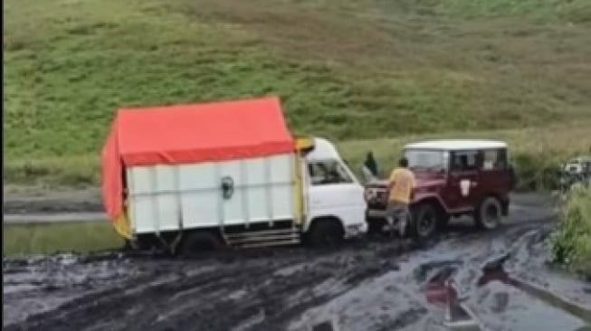 Usai Mobil Pribadi, Kini Giliran Truk Terjebak di Lautan Pasir Bromo