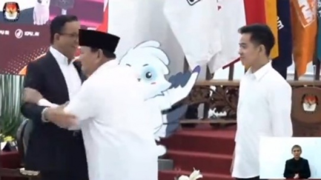 Prabowo Guncang-guncang Tubuh Anies, Gibran Menyeringai Puas