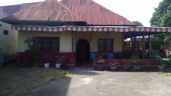 Penampakan rumah masa kecil Hotman Paris di Laguboti, Toba, Sumatera Utara. (YouTube/Jovanka Joeloe)