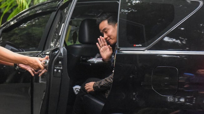 Wakil Presiden terpilih Gibran Rakabuming Raka menaiki mobil usai menemui Wapres Ma’ruf Amin di kediaman resmi wapres, Jakarta, Rabu (24/4/2024). [ANTARA FOTO/Indrianto Eko Suwarso/wpa]