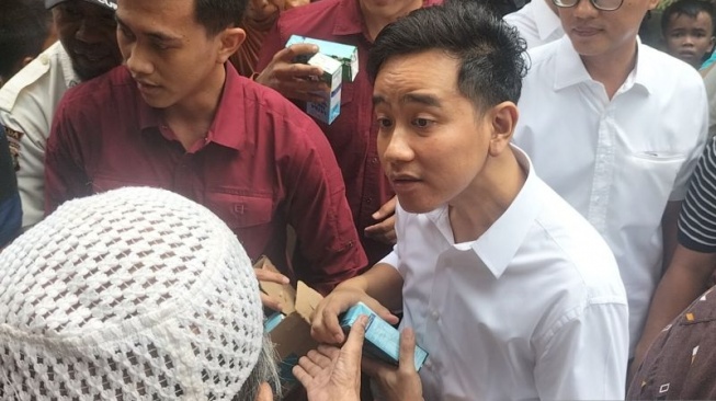 Wakil Presiden terpilih Gibran Rakabuming Raka di Rusun Muara Baru, Penjaringan, Jakarta Utara, Rabu (24/4/2024) (ANTARA/Walda Marison)