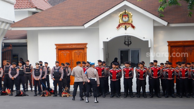 Petugas kepolisian melakukan penjagaan di Gedung Komisi Pemilihan Umum (KPU) RI, Jakarta, Rabu (24/4/2024). [Suara.com/Alfian Winanto]