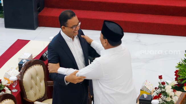 Presiden Terpilih Periode 2024-2029, Prabowo Subianto (kanan) menyapan Capres nomor urut satu, Anies Baswedan dan Muhaimin Iskandar saat Rapat Pleno Terbuka Penetapan Pasangan Capres-Cawapres Terpilih di Gedung KPU, Jakarta, Rabu (24/4/2024). [Suara.com/Alfian Winanto]