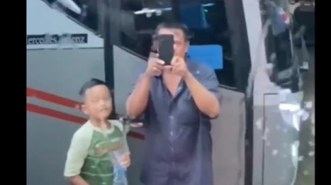 Momen Haru Seorang Ayah Abadikan Anak Perempuannya yang Pergi Merantau, Endingnya Enggak Ketebak