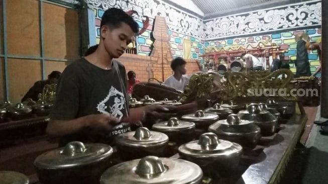 Suasana latihan ketoprak Sanggar Lumaras Budaya di Dusun Petung Kidul, Desa Petung, Pakis, Magelang (Suara.com/ Angga Haksoro).