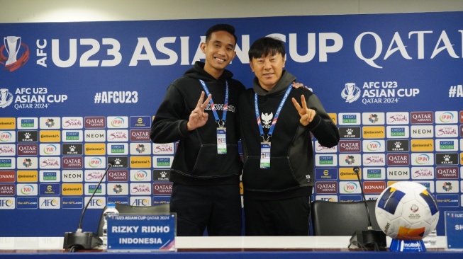 Pemain Timnas Indonesia U-23 Rizky Ridho dan Pelatih Shin Tae-yong saat konferensi pers sehari menjelang melawan Korea Selatan di Piala Asia U-23 2024 (Dok. PSSI).