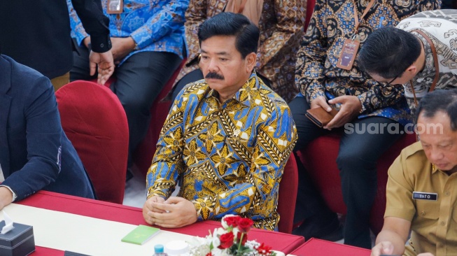 Menkopolhukam Hadi Tjahjanto (tengah) saat menghadiri  Rapat Pleno Terbuka Penetapan Pasangan Capres-Cawapres Terpilih di Gedung KPU, Jakarta, Rabu (24/4/2024). [Suara.com/Alfian Winanto]