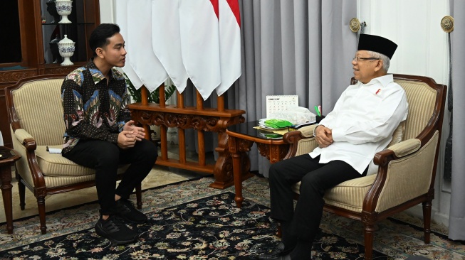 Wakil Presiden terpilih Gibran Rakabuming Raka (kiri) berbincang dengan Wapres Ma’ruf Amin (kanan) di kediaman Wapres, Jakarta, Rabu (24/4/2024). [ANTARA FOTO/HO/Setwapres-Kevin/IES/wpa]