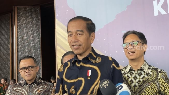 Presiden Joko Widodo atau Jokowi merespons pernyataan Ketua DPP PDI Perjuangan Bidang Kehormatan, Komarudin Watuban yang menyebutnya bukan lagi bagian dari PDIP. (Suara.com/Novian Ardiansyah)