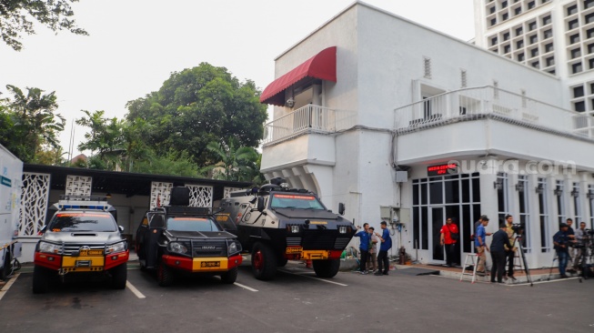 Kendaraan rantis terpakir di halaman Gedung Komisi Pemilihan Umum (KPU) RI, Jakarta, Rabu (24/4/2024). [Suara.com/Alfian Winanto]