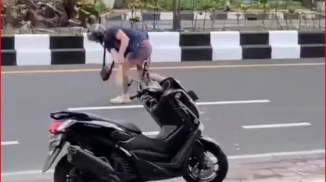 Patut Diacungi Jempol, Bule di Bali Sapu Jalanan Karena Tak Sengaja Pecahkan Botol