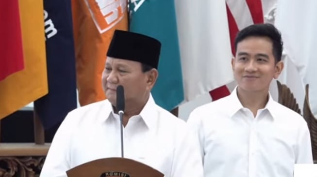 Momen ketika Prabowo Subianto memberikan roasting ke Anies Baswedan dan Muhaimin Iskandar saat memberi pidato perdana sebagai presiden, Rabu (24/4/2024). [KPU/YouTube]