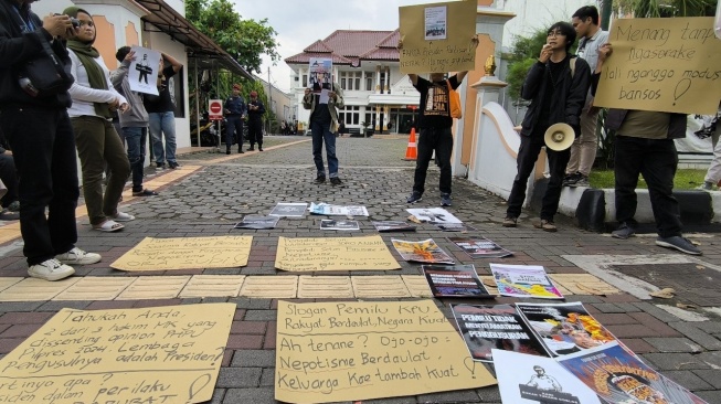 Berharap PDIP jadi Oposisi, Puluhan Massa Protes Hasil Sengketa Pilpres di KPU DIY