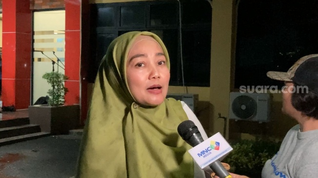 Ibu Chandrika Chika, Poppy usai menjenguk putrinya di Mapolres Metro Jakarta Selatan, Rabu (24/4/2024) [Suara.com/Adiyoga Priyambodo].