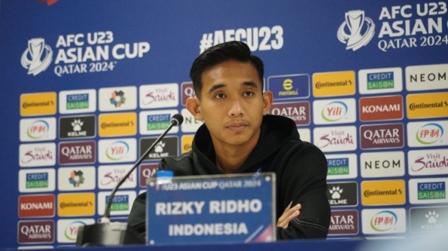 Kapten timnas Indonesia U-23 Rizky Ridho menjawab pertanyaan para pewarta pada konferensi pers sebelum pertandingan perempat final Piala Asia U-23 2024 melawan Korea Selatan di Stadion Abdullah bin Khalifa, Doha, Rabu (24/4/2024). (ANTARA/HO/PSSI)