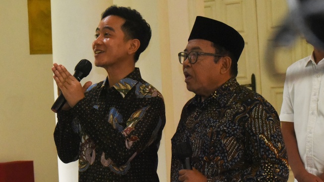 Wakil Presiden terpilih Gibran Rakabuming Raka (kiri) didampingi Juru Bicara Wapres Masduki Baidlowi (kanan) memberikan keterangan kepada wartawan usai menemui Wapres Ma’ruf Amin di kediaman Wapres, Jakarta, Rabu (24/4/2024). [ANTARA FOTO/Indrianto Eko Suwarso/wpa]