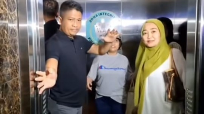 orang tua Chandrika Chika tiba di rutan Polda Metro Jaya (Instagram/@lambe_turah)