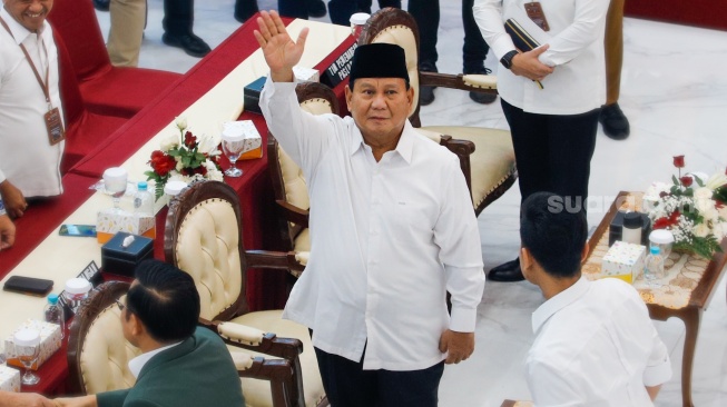 Presiden Terpilih Periode 2024-2029, Prabowo Subianto (tengah) saat menghadiri Rapat Pleno Terbuka Penetapan Pasangan Capres-Cawapres Terpilih di Gedung KPU, Jakarta, Rabu (24/4/2024). [Suara.com/Alfian Winanto]