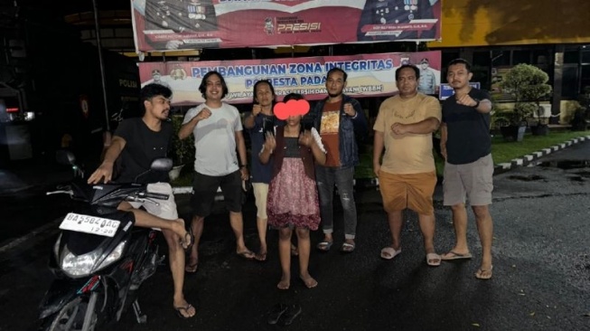 Perempuan Jambret Korban hingga Luka-luka di Padang Diciduk, Suaminya Buron