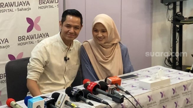 Dude Harlino dan Alyssa Soebandono menggelar jumpa pers terkait kelahiran anak ketiga mereka di Rumah Sakit Brawijaya, Tebet, Jakarta Selatan, Kamis (25/4/2024). [Adiyoga Priyambodo/Suara.com]