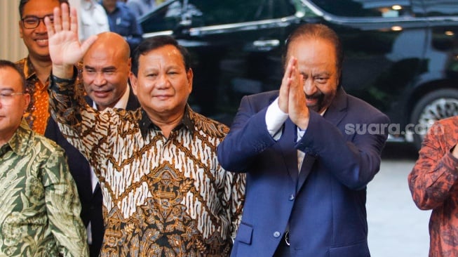 Presiden Terpilih Periode 2024-2029, Prabowo Subianto (kiri) bersama dengan Ketua Umum Partai NasDem, Surya Paloh (kanan) usai menggelar pertemuan di Kertanegara, Jakarta, Kamis (25/4/2024). [Suara.com/Alfian Winanto]