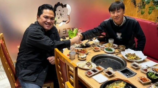 Erick Thohir (kiri) saat bertemu dengan Shin Tae-yong (kanan). (instagram.com/erickthohir)