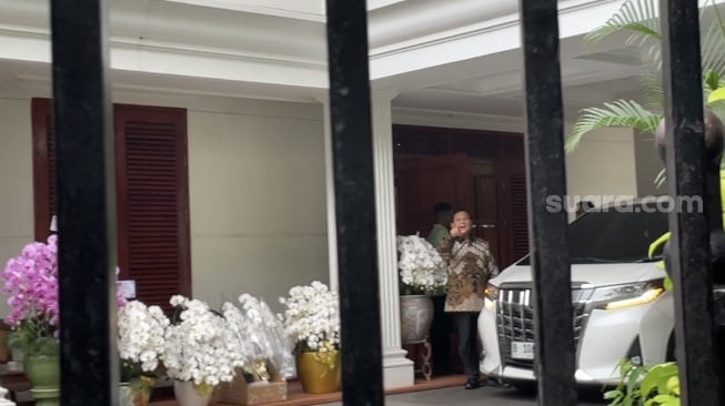 Presiden terpilih Prabowo Subianto saat tiba di kediaman pribadi kawasan Kertanegara, Jakarta Selatan. (Suara.com/Novian)