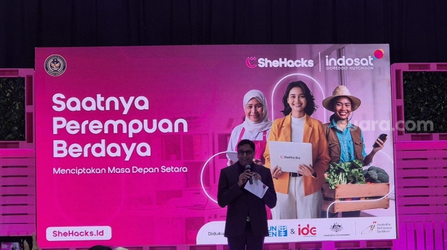 Vikram Sinha selaku CEO Indosat Ooredoo Hutchison membuka gelaran SheHacks 2024 di Jakarta, Kamis (25/4/2024). [Suara.com/Dythia Novianty]