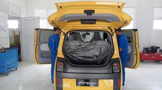 Wuling Air EV Kuning Jadi Hadiah Jokowi untuk SMK di Mamuju