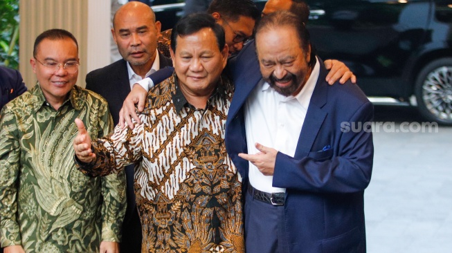 Presiden Terpilih Periode 2024-2029, Prabowo Subianto (kiri) berpelukan dengan Ketua Umum Partai NasDem, Surya Paloh (kanan) usai menggelar pertemuan di Kertanegara, Jakarta, Kamis (25/4/2024). [Suara.com/Alfian Winanto]