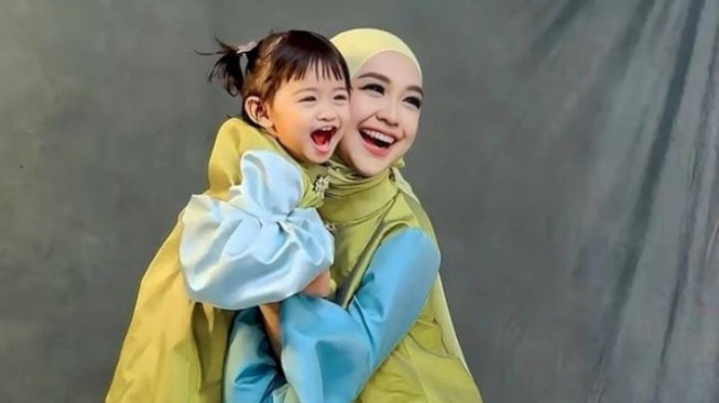 Ria Ricis Ajarkan Moana Tak Boleh Isap Jari Ketika Malam, Ternyata Bahaya Untuk Gigi Anak?