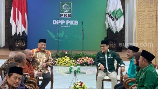 Presiden Partai Keadilan Sejahtera (PKS) Ahmad Syaikhu dan rombongan elite PKS bertandang ke kantor DPP Partai Kebangkitan Bangsa (PKB), Kamis (25/4/2024) malam. (Suara.com/Rakha)